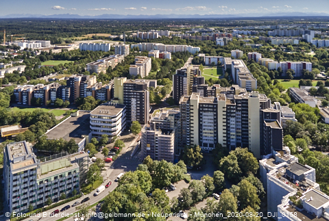 20.08.2020 - Marx-Zentrum und Karl-Marx-Ring 52-62 und Studentenwohnheim in Neuperlach