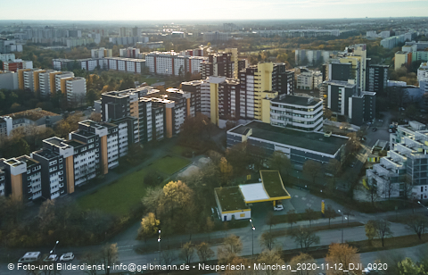 12.11.2020 - Marx-Zentrum und Karl-Marx-Ring 52-62 und Studentenwohnheim in Neuperlach