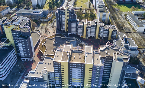 04.02.2021 - Marx-Zentrum und Karl-Marx-Ring 52-62 und Studentenwohnheim in Neuperlach