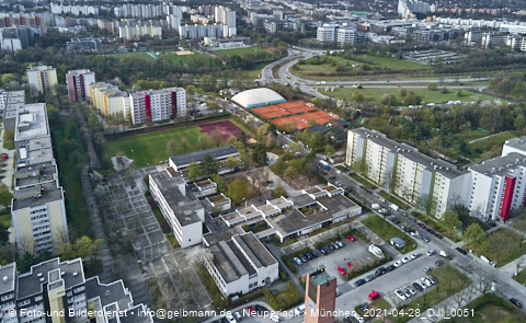 28.04.2021 - Marx-Zentrum und Karl-Marx-Ring 52-62 und Studentenwohnheim in Neuperlach