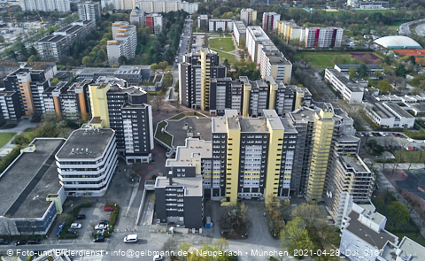 28.04.2021 - Marx-Zentrum und Karl-Marx-Ring 52-62 und Studentenwohnheim in Neuperlach