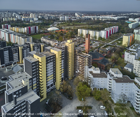 30.04.2021 - Marx-Zentrum und Karl-Marx-Ring 52-62 und Studentenwohnheim in Neuperlach