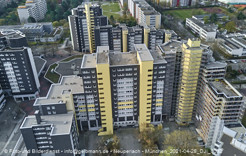 30.04.2021 - Marx-Zentrum und Karl-Marx-Ring 52-62 und Studentenwohnheim in Neuperlach