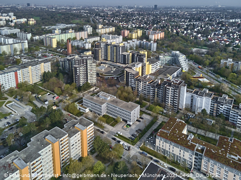 30.04.2021 - Marx-Zentrum und Karl-Marx-Ring 52-62 und Studentenwohnheim in Neuperlach