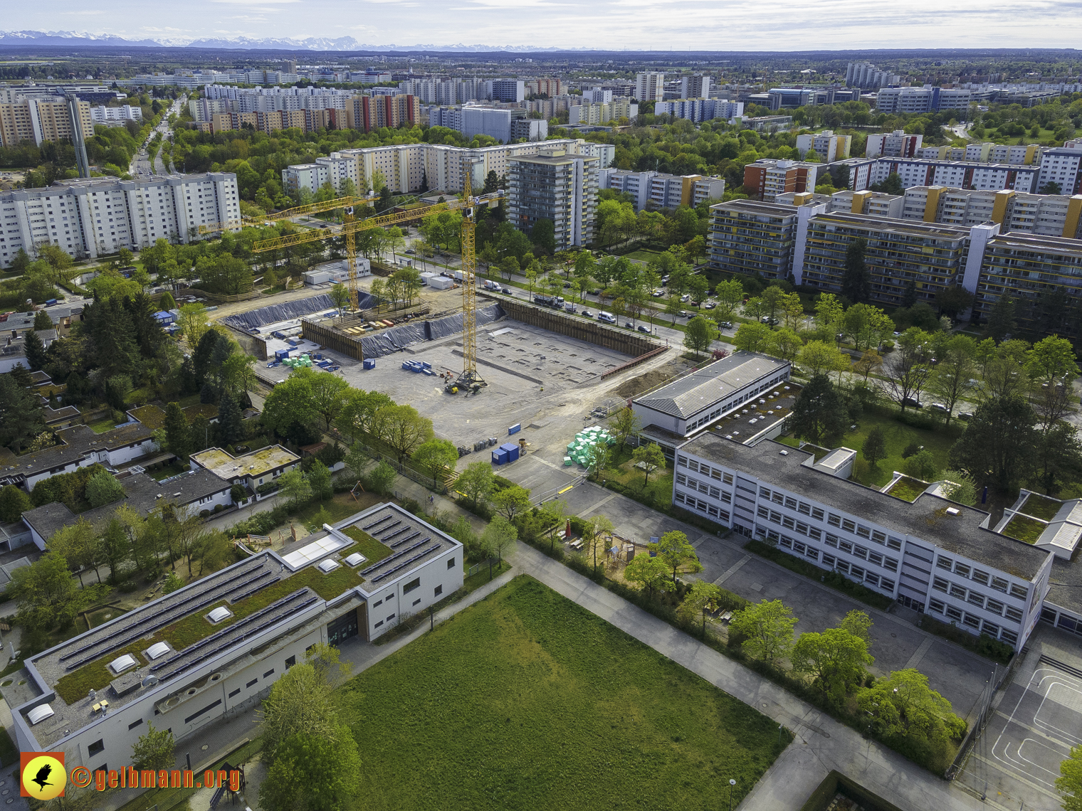 08.05.2021 - Luftbilder Marx-Zentrum und Wohnanalge Karl-Marx-Ring 52-62 in Neuperlach