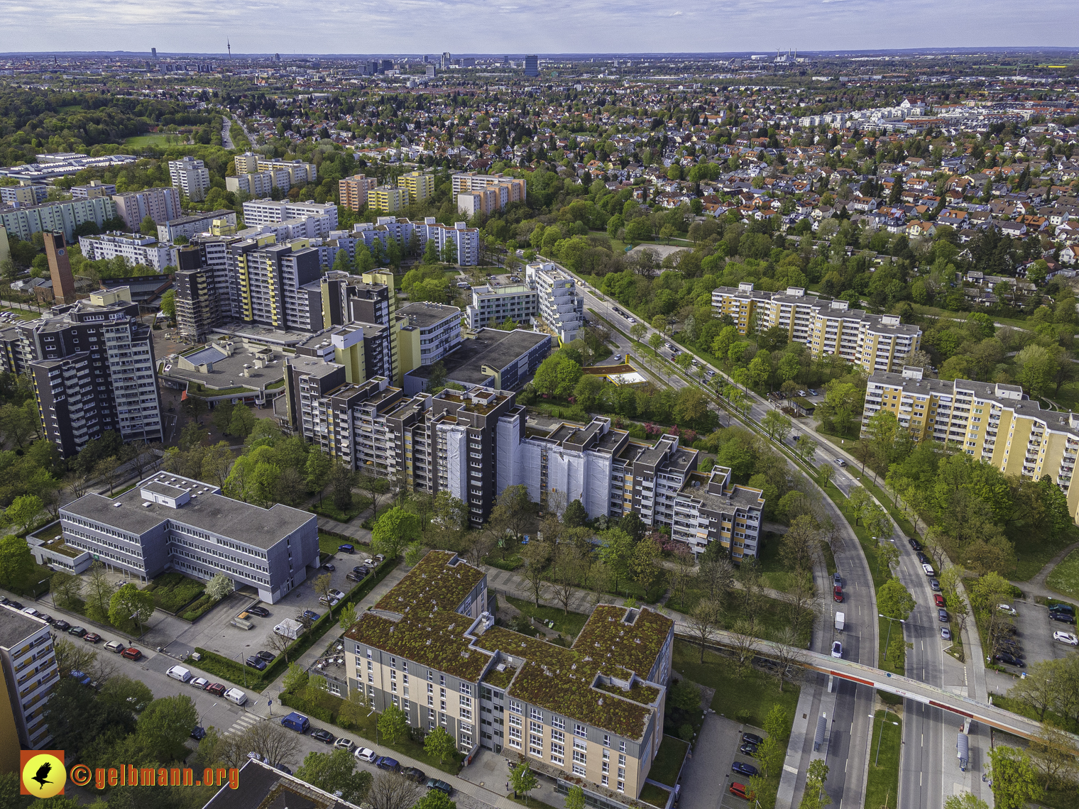 08.05.2021 - Luftbilder Marx-Zentrum und Wohnanalge Karl-Marx-Ring 52-62 in Neuperlach