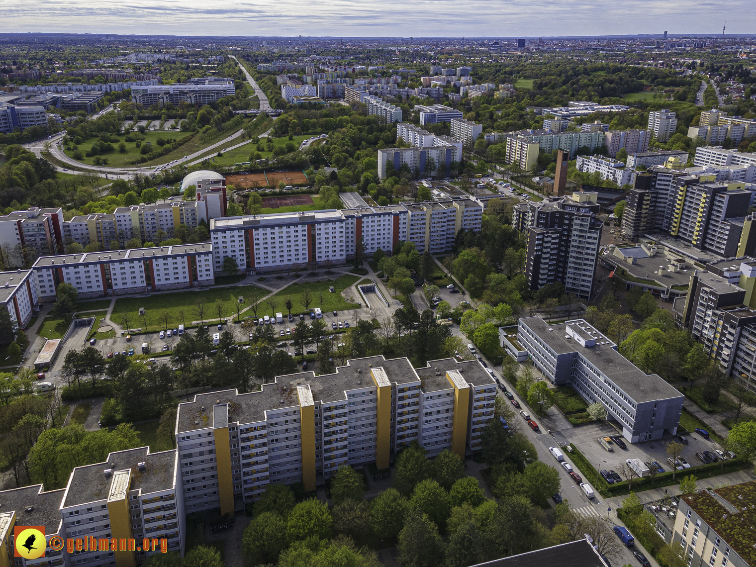 08.05.2021 - Luftbilder Marx-Zentrum und Wohnanalge Karl-Marx-Ring 52-62 in Neuperlach