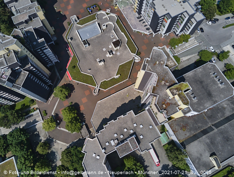 21.07.2021 - Marx-Zentrum und Karl-Marx-Ring 52-62 und Studentenwohnheim in Neuperlach