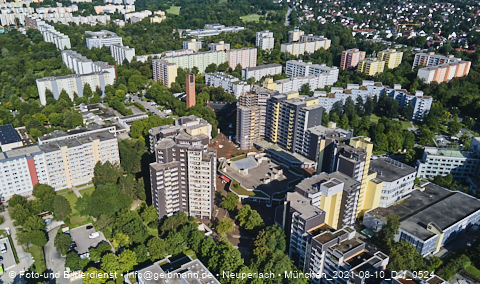09.08.2021 - Marx-Zentrum und Karl-Marx-Ring 52-62 und Studentenwohnheim in Neuperlach