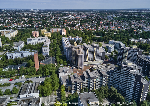 09.08.2021 - Marx-Zentrum und Karl-Marx-Ring 52-62 und Studentenwohnheim in Neuperlach
