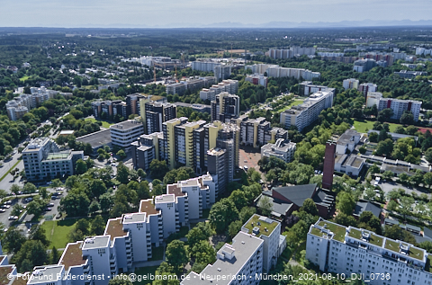 09.08.2021 - Marx-Zentrum und Karl-Marx-Ring 52-62 und Studentenwohnheim in Neuperlach