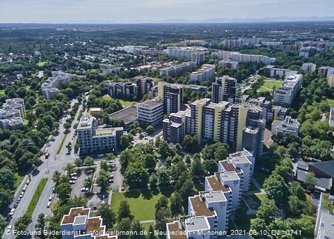 09.08.2021 - Marx-Zentrum und Karl-Marx-Ring 52-62 und Studentenwohnheim in Neuperlach