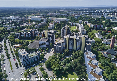 09.08.2021 - Marx-Zentrum und Karl-Marx-Ring 52-62 und Studentenwohnheim in Neuperlach