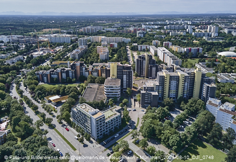 09.08.2021 - Marx-Zentrum und Karl-Marx-Ring 52-62 und Studentenwohnheim in Neuperlach