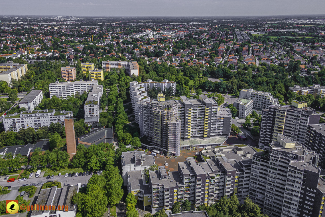 09.08.2021 - Wohnanlage am Karl-Marx-Ring 52-62 und Marx-Zentrum in Neuperlach