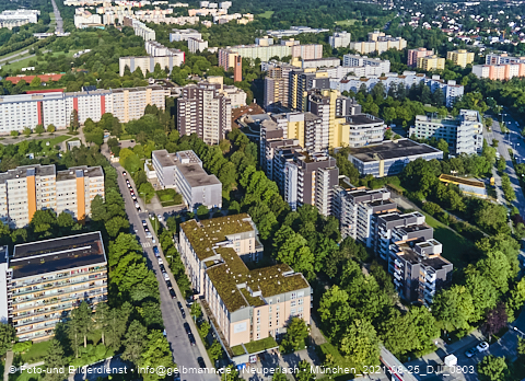 25.08.2021 - Marx-Zentrum, Studentenwohnheim und Wohnanlage am Karl-Marx-Ring 52-62