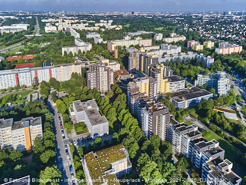 25.08.2021 - Marx-Zentrum, Studentenwohnheim und Wohnanlage am Karl-Marx-Ring 52-62