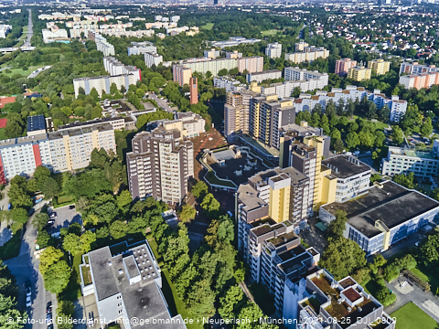 25.08.2021 - Marx-Zentrum, Studentenwohnheim und Wohnanlage am Karl-Marx-Ring 52-62