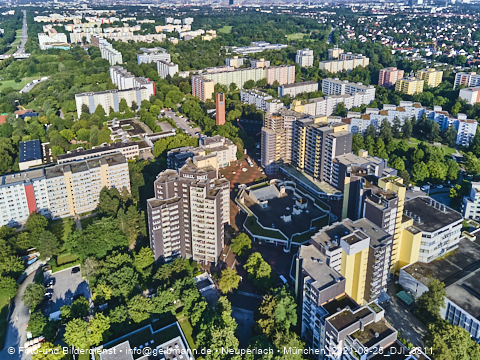 25.08.2021 - Marx-Zentrum, Studentenwohnheim und Wohnanlage am Karl-Marx-Ring 52-62