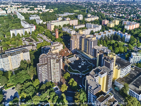 25.08.2021 - Marx-Zentrum, Studentenwohnheim und Wohnanlage am Karl-Marx-Ring 52-62