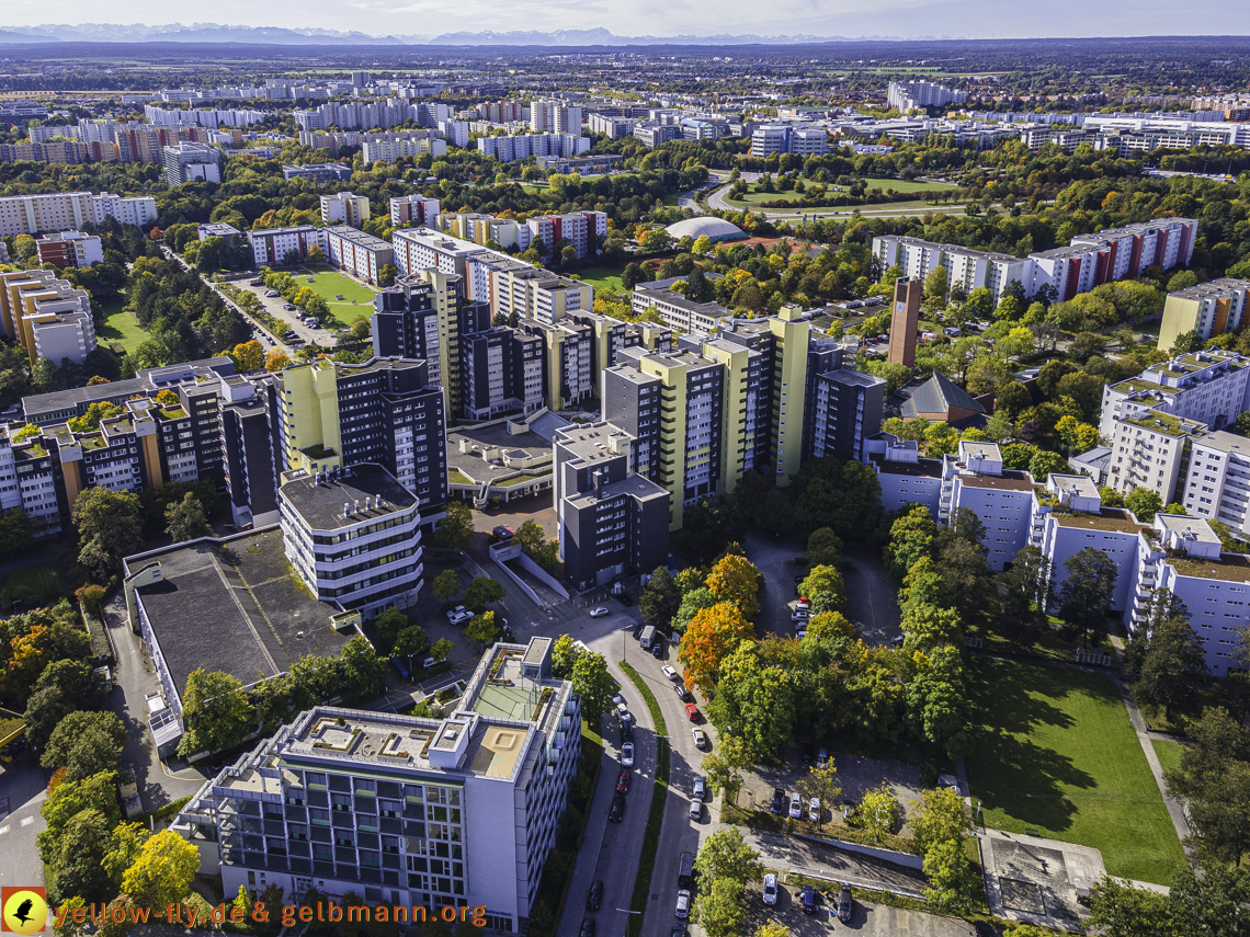 15.10.2021 - Marx-Zentrum, die kleinere Wohnanlage am Karl-Marx-Ring 52-62, Alexisquartier und Grundschule in Neuperlach