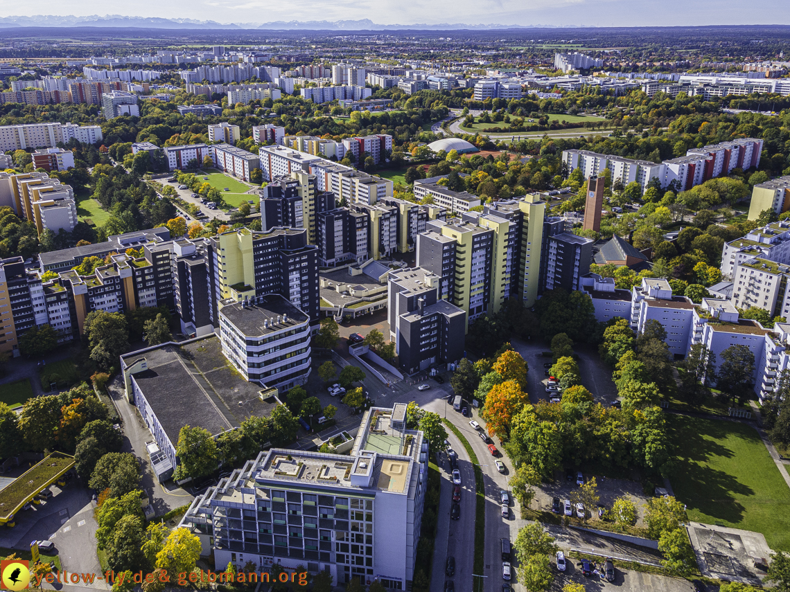 15.10.2021 - Marx-Zentrum, die kleinere Wohnanlage am Karl-Marx-Ring 52-62, Alexisquartier und Grundschule in Neuperlach