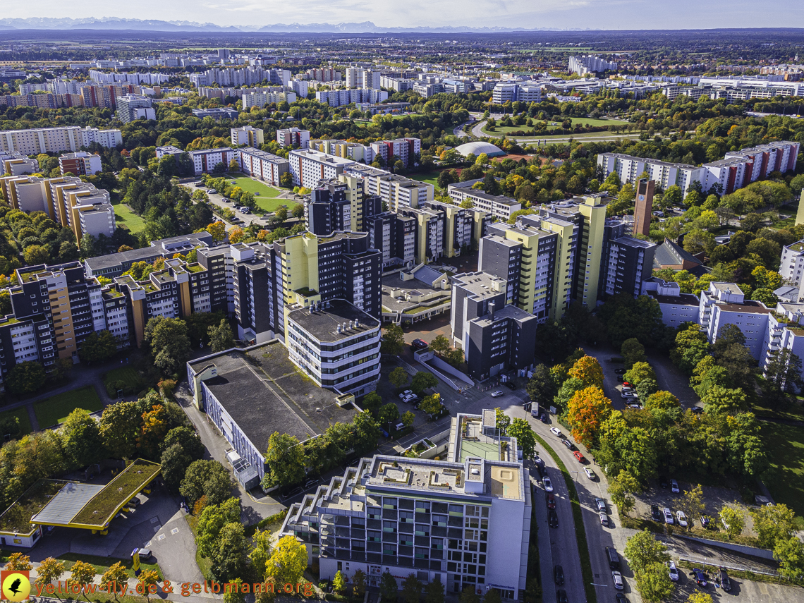 15.10.2021 - Marx-Zentrum, die kleinere Wohnanlage am Karl-Marx-Ring 52-62, Alexisquartier und Grundschule in Neuperlach