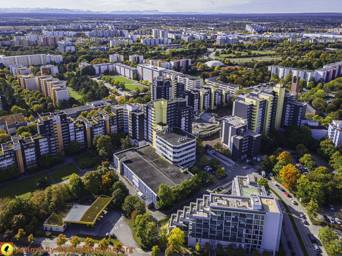 15.10.2021 - Marx-Zentrum, die kleinere Wohnanlage am Karl-Marx-Ring 52-62, Alexisquartier und Grundschule in Neuperlach