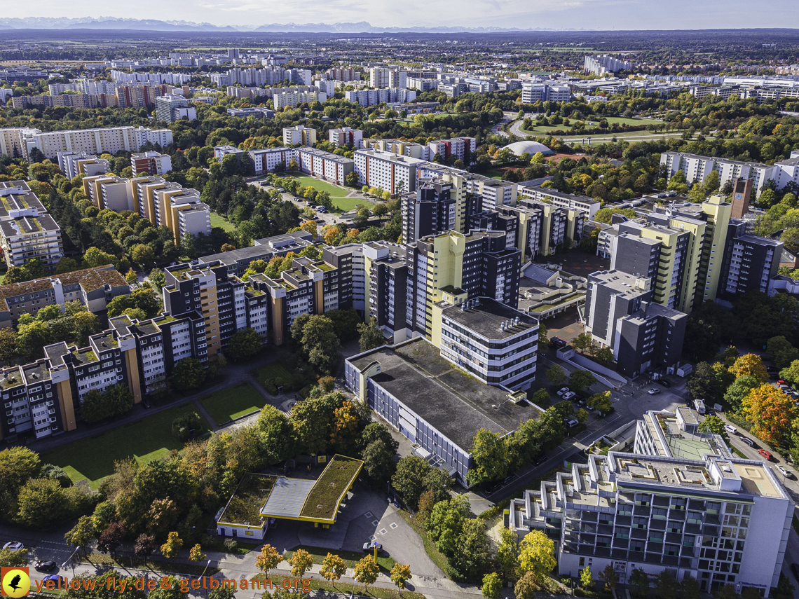 15.10.2021 - Marx-Zentrum, die kleinere Wohnanlage am Karl-Marx-Ring 52-62, Alexisquartier und Grundschule in Neuperlach