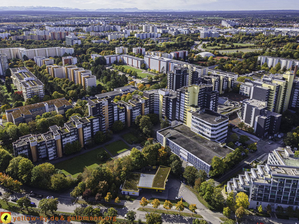 15.10.2021 - Marx-Zentrum, die kleinere Wohnanlage am Karl-Marx-Ring 52-62, Alexisquartier und Grundschule in Neuperlach