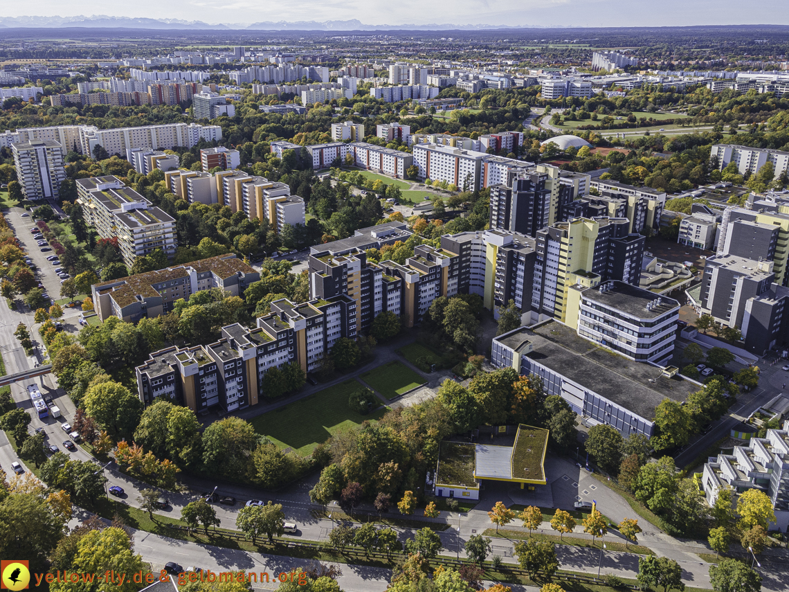 15.10.2021 - Marx-Zentrum, die kleinere Wohnanlage am Karl-Marx-Ring 52-62, Alexisquartier und Grundschule in Neuperlach