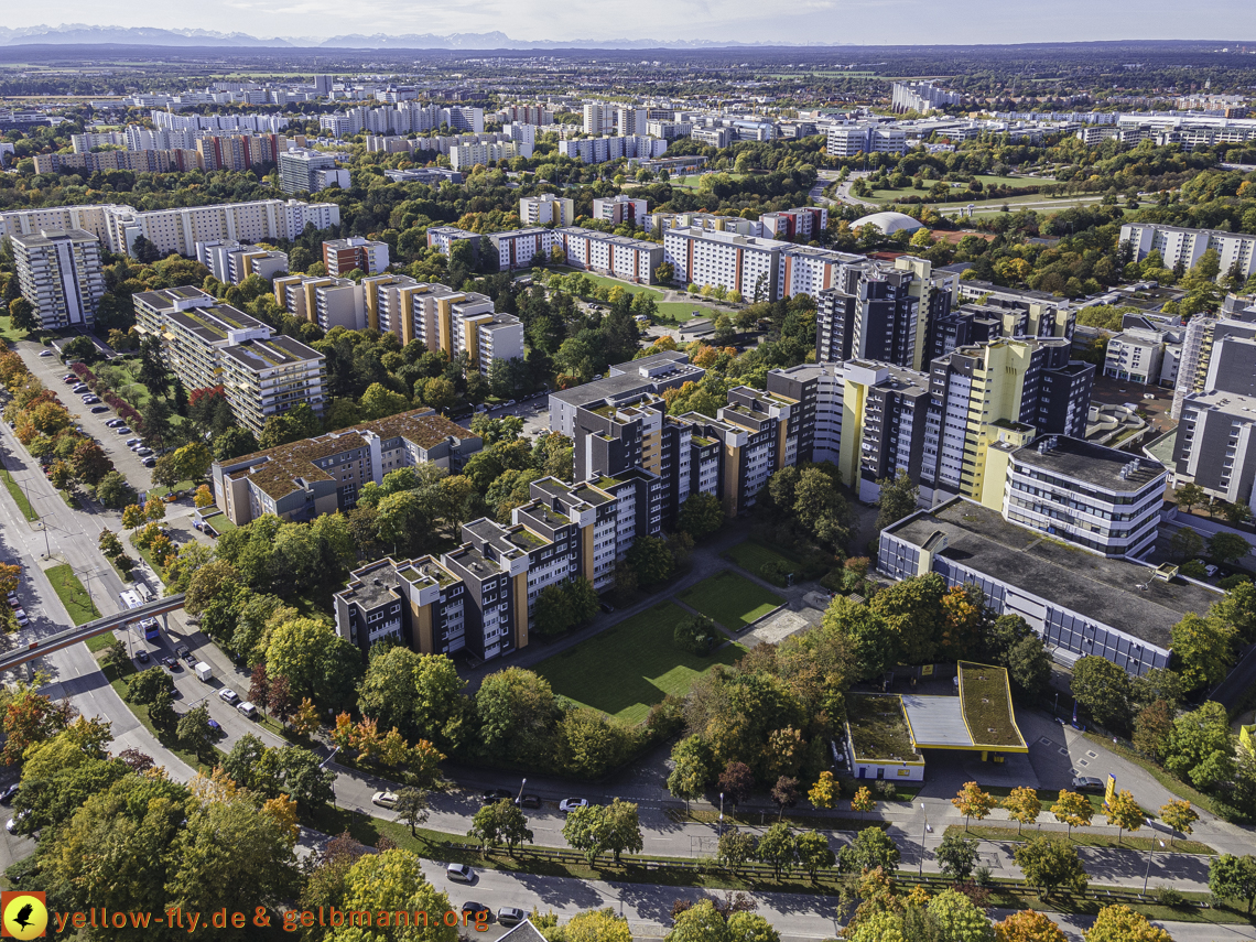 15.10.2021 - Marx-Zentrum, die kleinere Wohnanlage am Karl-Marx-Ring 52-62, Alexisquartier und Grundschule in Neuperlach