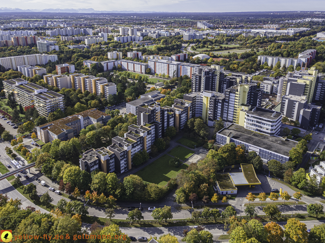 15.10.2021 - Marx-Zentrum, die kleinere Wohnanlage am Karl-Marx-Ring 52-62, Alexisquartier und Grundschule in Neuperlach