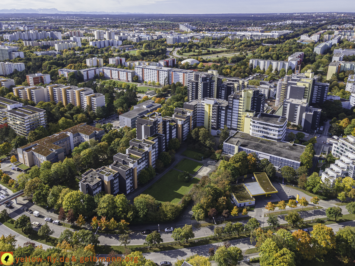 15.10.2021 - Marx-Zentrum, die kleinere Wohnanlage am Karl-Marx-Ring 52-62, Alexisquartier und Grundschule in Neuperlach