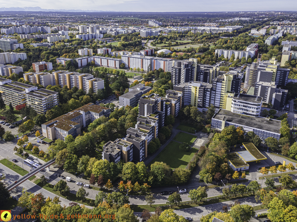 15.10.2021 - Marx-Zentrum, die kleinere Wohnanlage am Karl-Marx-Ring 52-62, Alexisquartier und Grundschule in Neuperlach