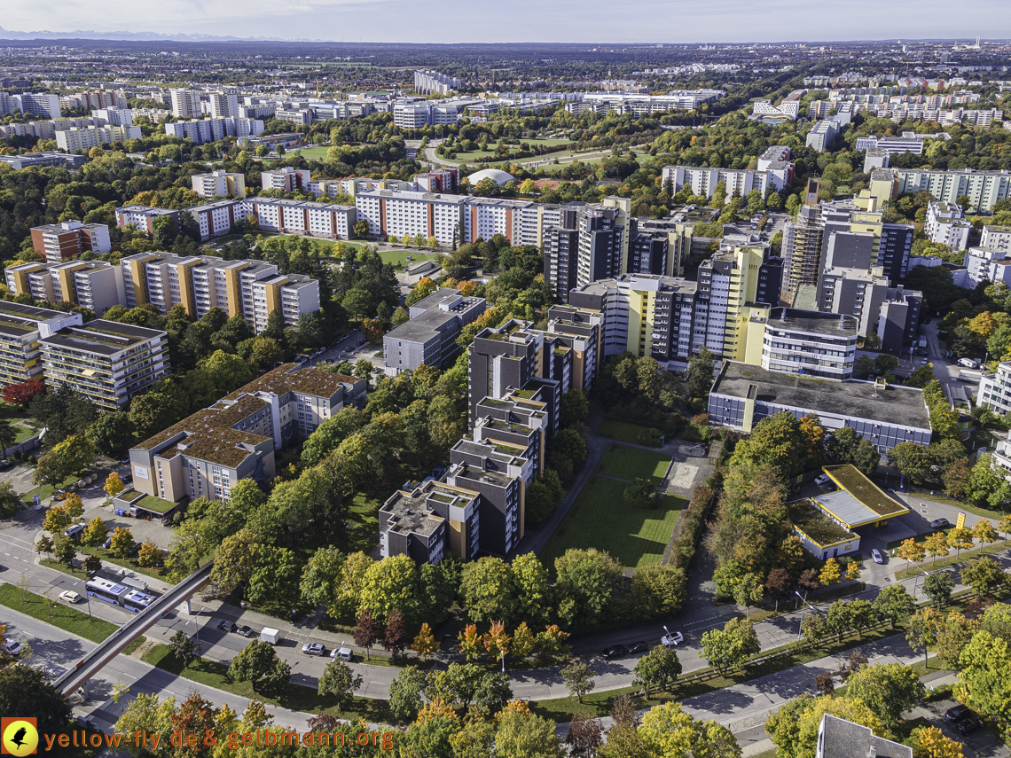 15.10.2021 - Marx-Zentrum, die kleinere Wohnanlage am Karl-Marx-Ring 52-62, Alexisquartier und Grundschule in Neuperlach