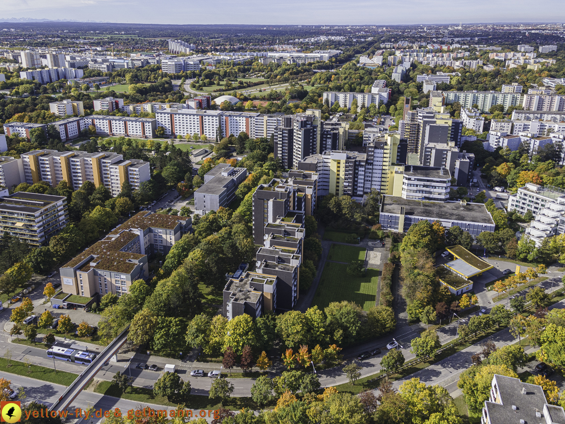 15.10.2021 - Marx-Zentrum, die kleinere Wohnanlage am Karl-Marx-Ring 52-62, Alexisquartier und Grundschule in Neuperlach