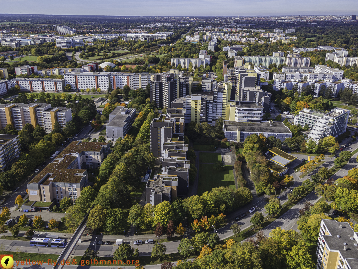 15.10.2021 - Marx-Zentrum, die kleinere Wohnanlage am Karl-Marx-Ring 52-62, Alexisquartier und Grundschule in Neuperlach