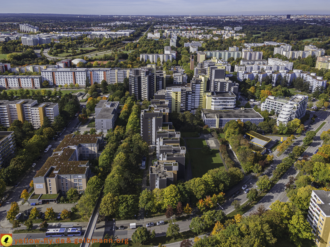 15.10.2021 - Marx-Zentrum, die kleinere Wohnanlage am Karl-Marx-Ring 52-62, Alexisquartier und Grundschule in Neuperlach