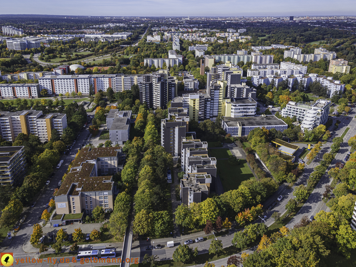 15.10.2021 - Marx-Zentrum, die kleinere Wohnanlage am Karl-Marx-Ring 52-62, Alexisquartier und Grundschule in Neuperlach