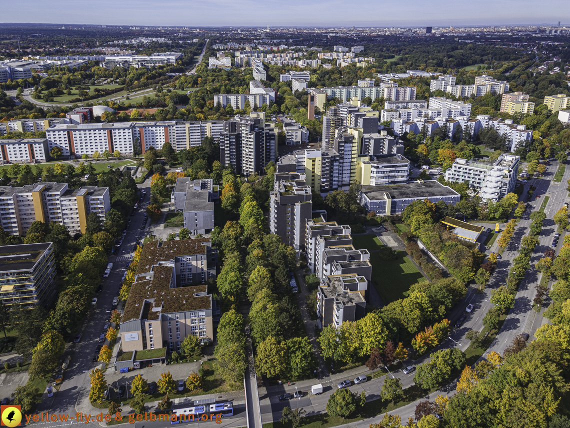 15.10.2021 - Marx-Zentrum, die kleinere Wohnanlage am Karl-Marx-Ring 52-62, Alexisquartier und Grundschule in Neuperlach