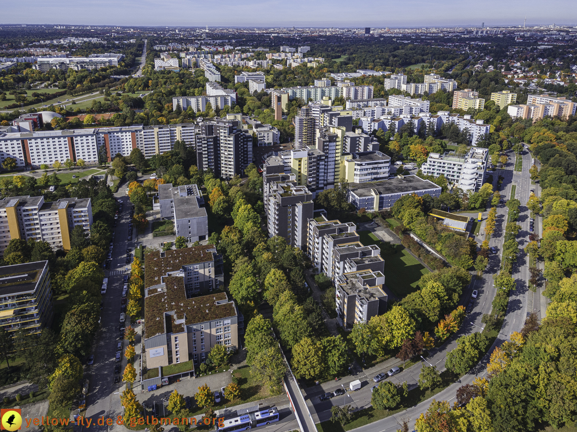15.10.2021 - Marx-Zentrum, die kleinere Wohnanlage am Karl-Marx-Ring 52-62, Alexisquartier und Grundschule in Neuperlach