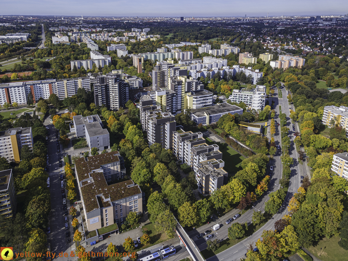 15.10.2021 - Marx-Zentrum, die kleinere Wohnanlage am Karl-Marx-Ring 52-62, Alexisquartier und Grundschule in Neuperlach