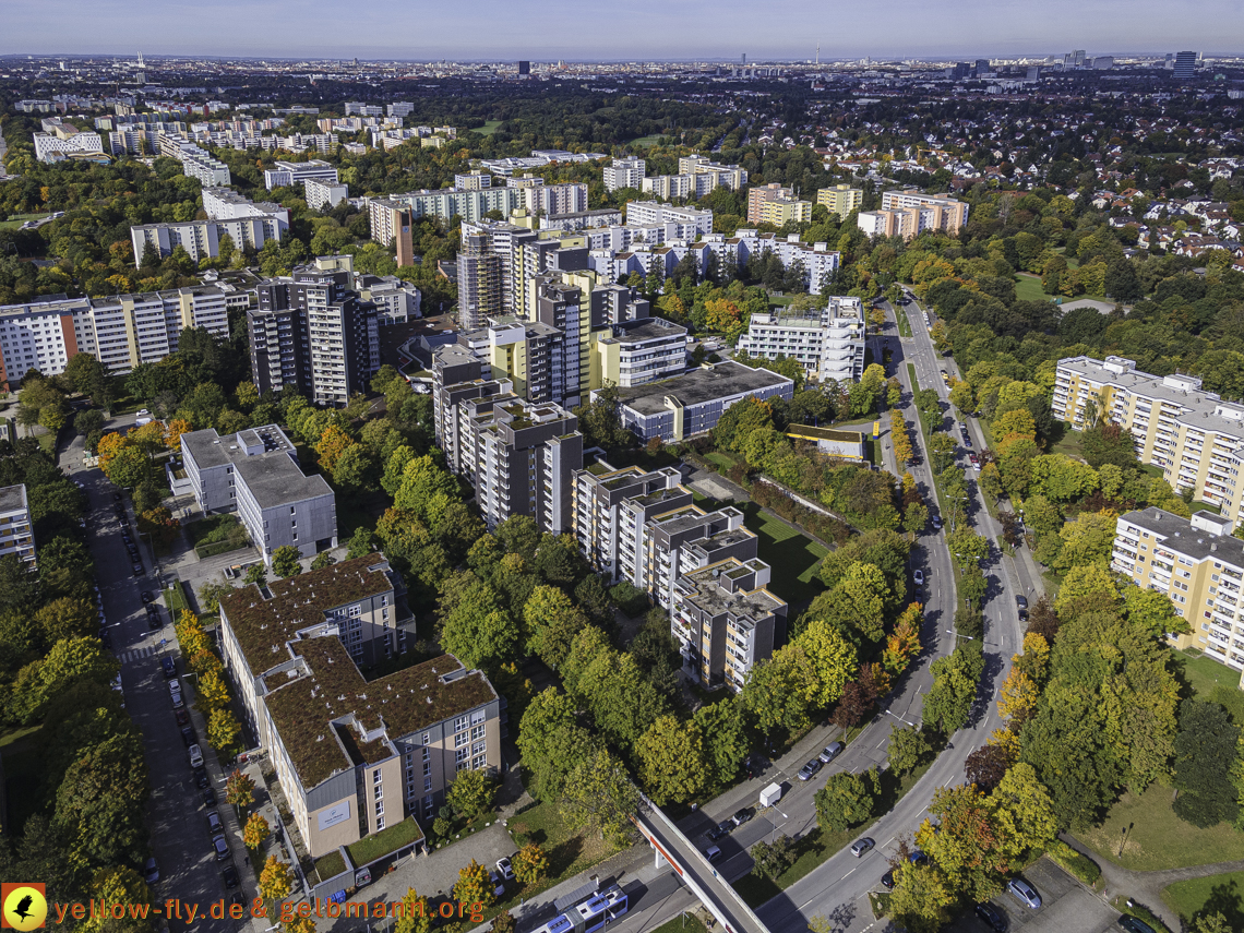 15.10.2021 - Marx-Zentrum, die kleinere Wohnanlage am Karl-Marx-Ring 52-62, Alexisquartier und Grundschule in Neuperlach