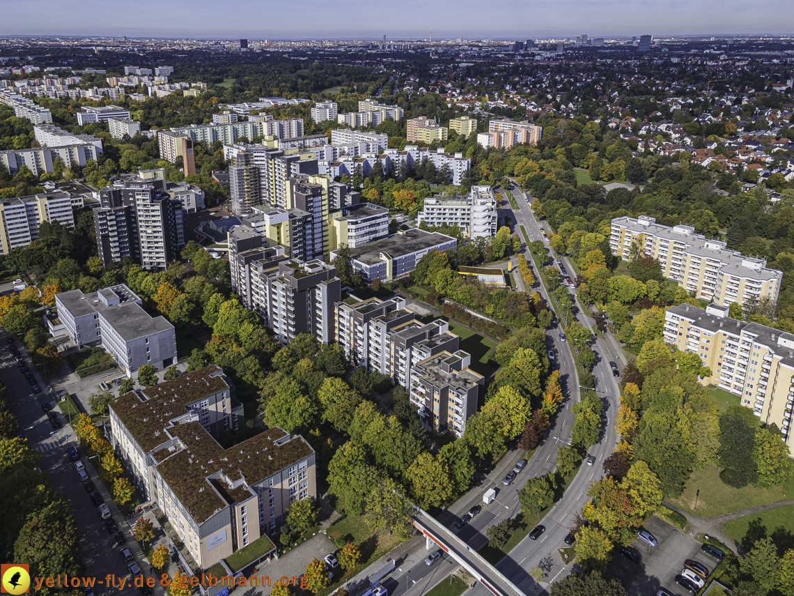 15.10.2021 - Marx-Zentrum, die kleinere Wohnanlage am Karl-Marx-Ring 52-62, Alexisquartier und Grundschule in Neuperlach