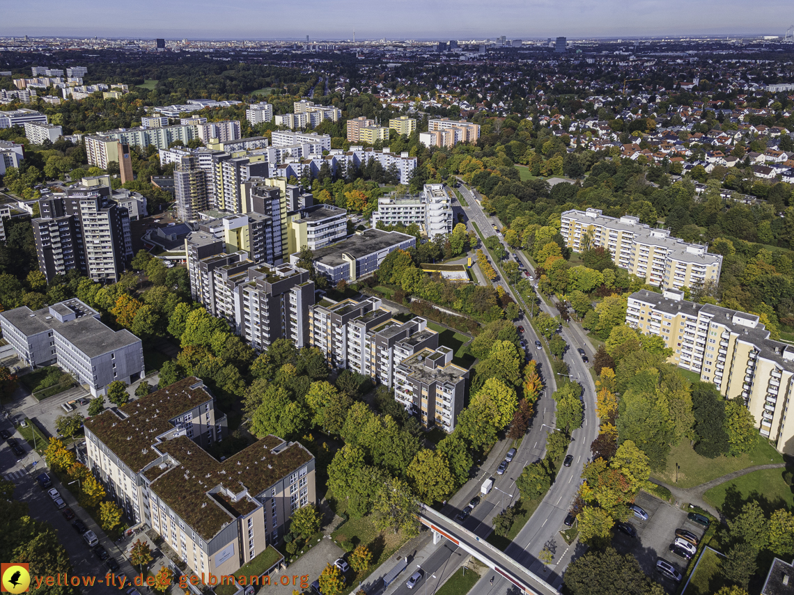 15.10.2021 - Marx-Zentrum, die kleinere Wohnanlage am Karl-Marx-Ring 52-62, Alexisquartier und Grundschule in Neuperlach