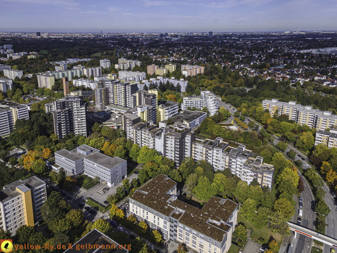 15.10.2021 - Marx-Zentrum, die kleinere Wohnanlage am Karl-Marx-Ring 52-62, Alexisquartier und Grundschule in Neuperlach