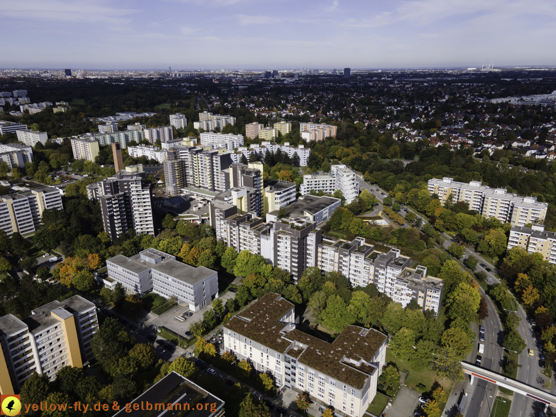 15.10.2021 - Marx-Zentrum, die kleinere Wohnanlage am Karl-Marx-Ring 52-62, Alexisquartier und Grundschule in Neuperlach