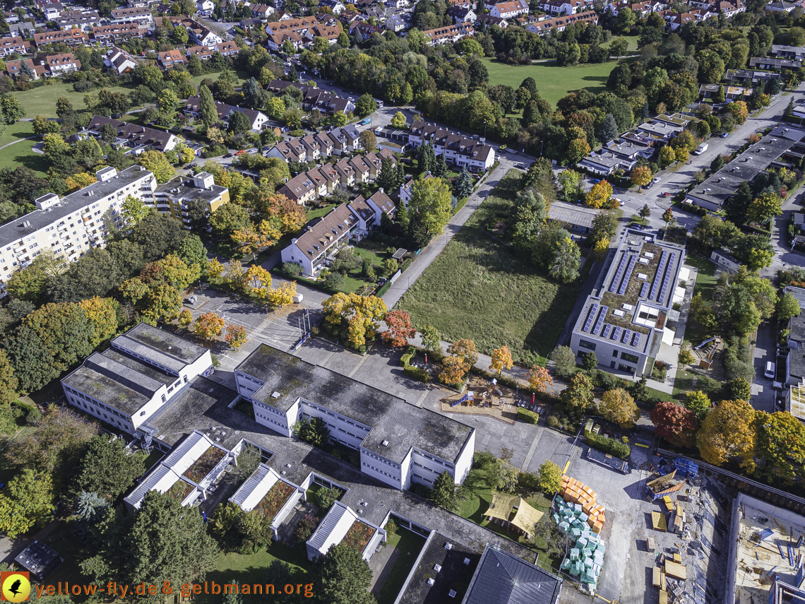 15.10.2021 - Marx-Zentrum, die kleinere Wohnanlage am Karl-Marx-Ring 52-62, Alexisquartier und Grundschule in Neuperlach