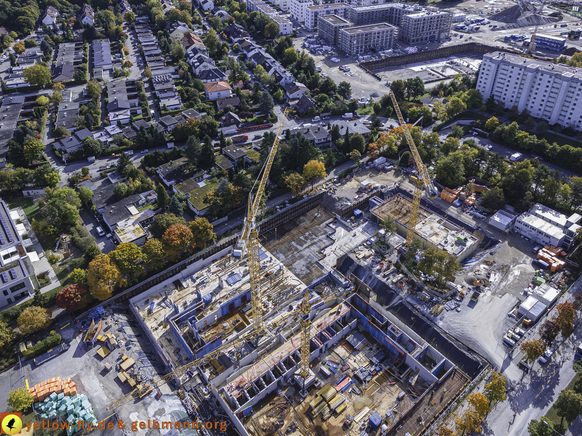15.10.2021 - Marx-Zentrum, die kleinere Wohnanlage am Karl-Marx-Ring 52-62, Alexisquartier und Grundschule in Neuperlach